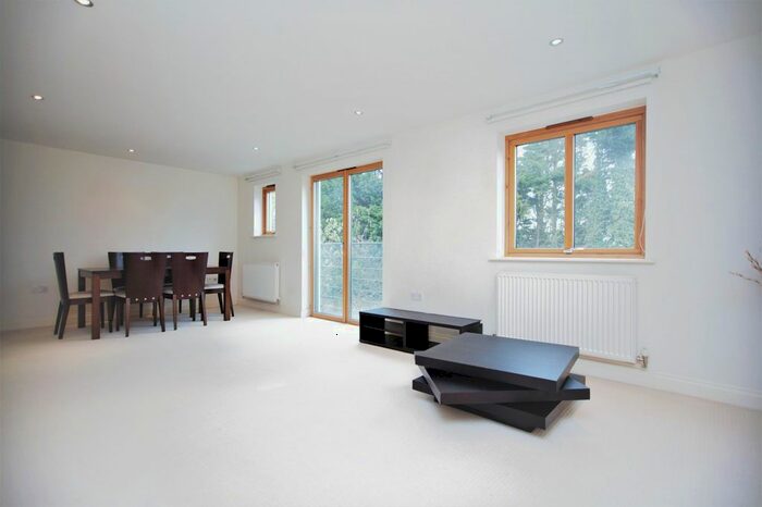 2 Bedroom Flat To Rent In Liberty Court, Great North Way, Hendon, NW4