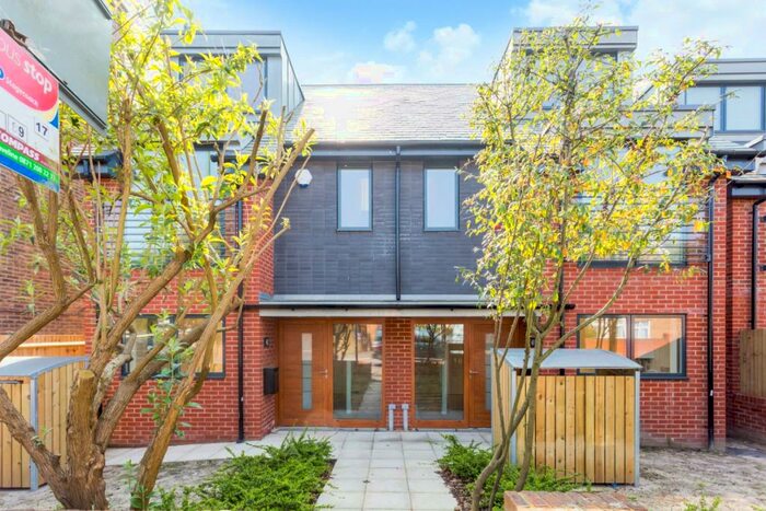 3 Bedroom Flat To Rent In Brighton Road Horsham, RH13