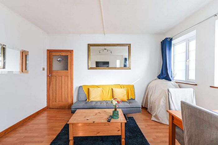 2 Bedroom Flat To Rent In Crownstone Road, Brixton, London, SW2