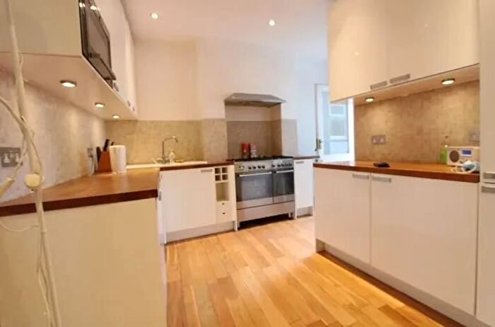 2 Bedroom Flat To Rent In Grove Lane, London, SE5