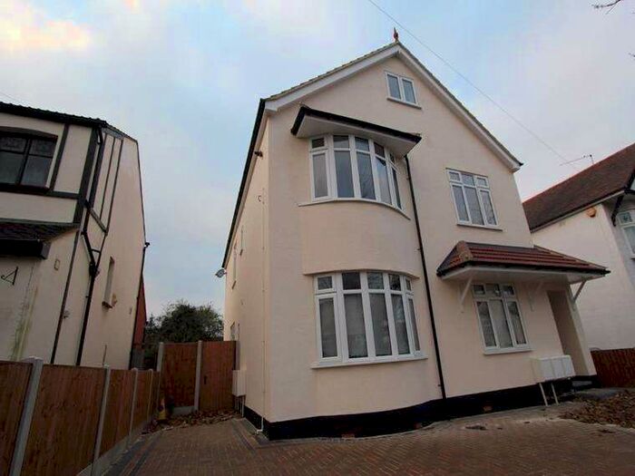 2 Bedroom Flat To Rent In Tankerville Drive, Leigh-on-sea, SS9