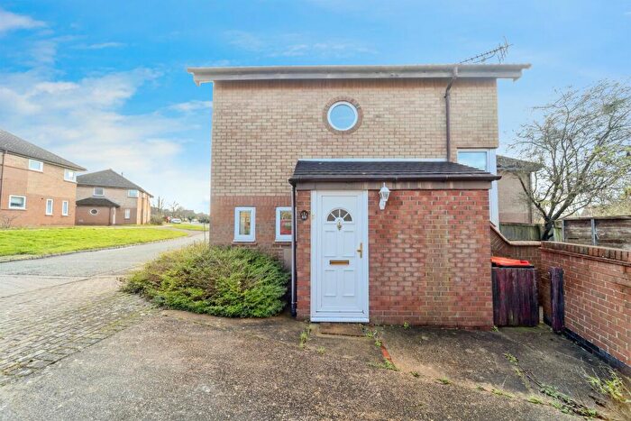 2 Bedroom Detached House For Sale In Engaine Drive, Shenley Church End, Milton Keynes, MK5