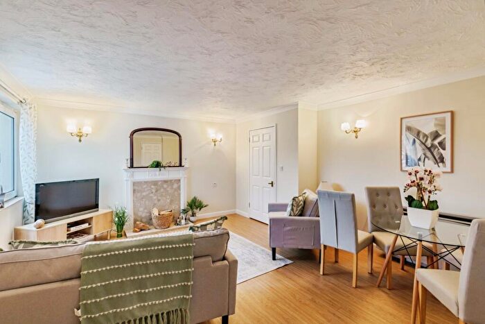 2 Bedroom Flat For Sale In Linkfield Lane, Redhill, Surrey, RH1