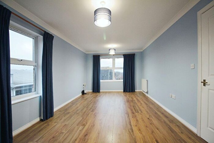 2 Bedroom Flat To Rent In Cobham Close, Enfield, EN1