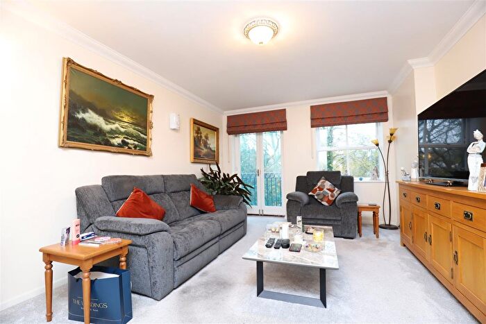 2 Bedroom Flat For Sale In River Bank Close, Maidstone, ME15