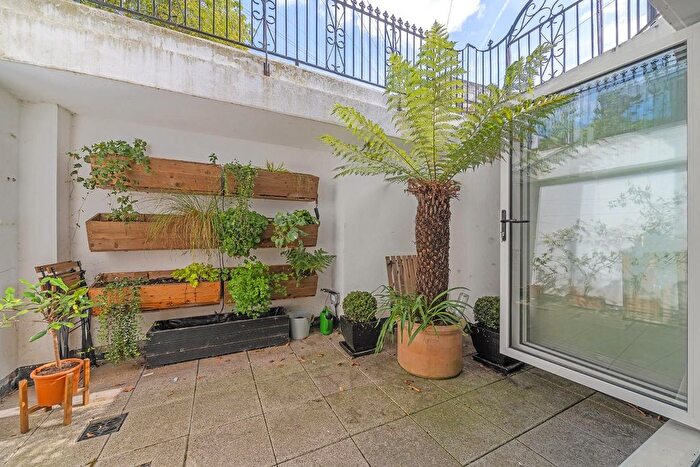 1 Bedroom Flat For Sale In Dalyell Road, London, SW9