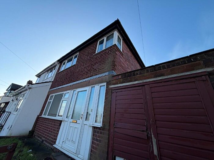 3 Bedroom Semi-Detached House To Rent In Thimblemill Road, Smethwick, West Midlands, B67