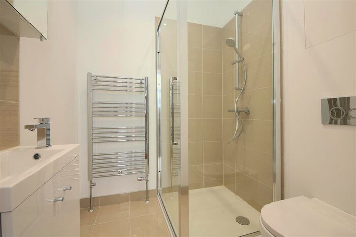 3 Bedroom Flat To Rent In Tooting High Street, Tooting, Tooting, SW17