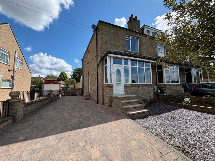 3 Bedroom End Of Terrace House For Sale In Middle Lane, Clayton, Bradford, BD14