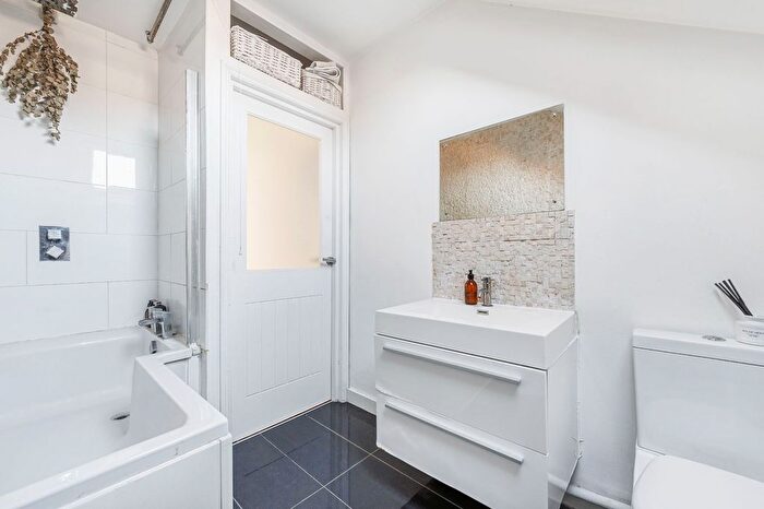 2 Bedroom Flat For Sale In Nemoure Road, London, W3