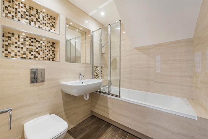 1 Bedroom Flat For Sale In Leeway Close, Hatch End, Pinner, HA5