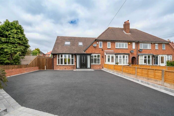 4 Bedroom Semi-Detached Bungalow To Rent In Lyndon Road, Solihull, B92