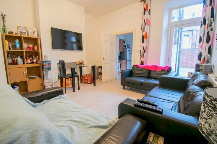 3 Bedroom Flat To Rent In Lavender Gardens, Jesmond, Newcastle Upon Tyne, NE2