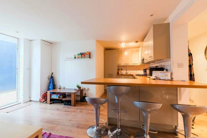 3 Bedroom Flat To Rent In St Leonards Street, Bow, London, E3