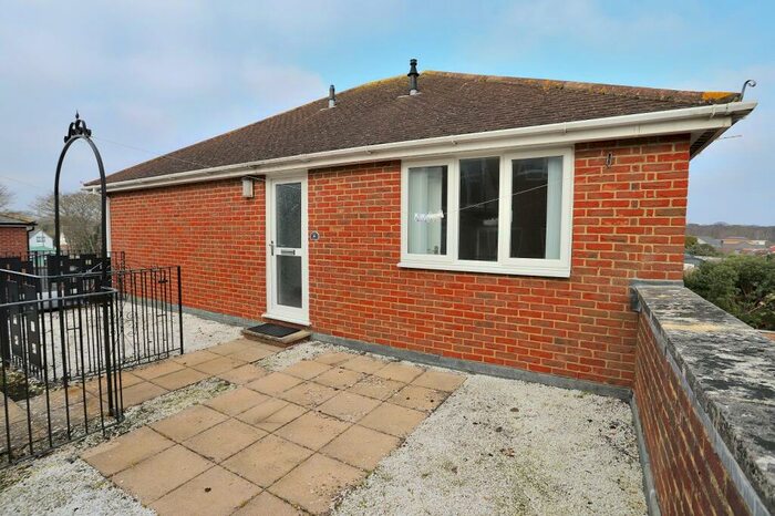 1 Bedroom Flat To Rent In - Lymington Road, Highcliffe, Dorset., BH23