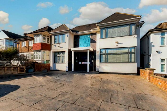 6 Bedroom Detached House To Rent In Downage, London, NW4