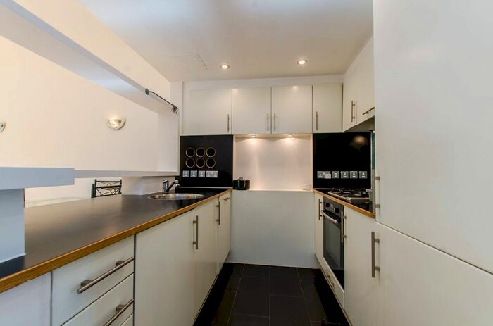 2 Bedroom Flat To Rent In Mile End Road, Whitechapel, London, E1