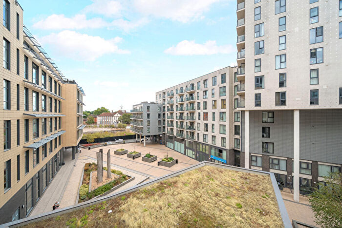 2 Bedroom Flat For Sale In Guildford Road, Woking, GU22
