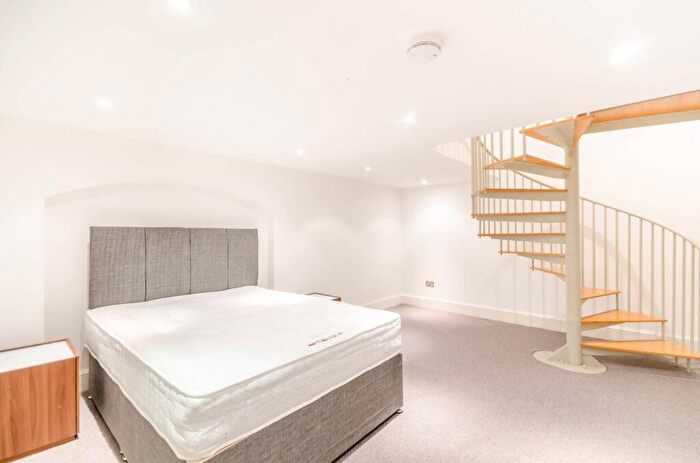 3 Bedroom Flat To Rent In Este Road, Clapham Junction, London, SW11