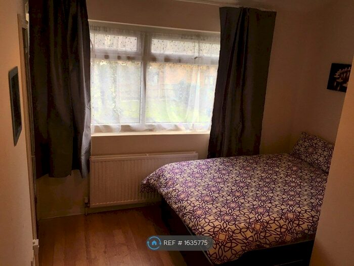 Studio To Rent In Green Lanes, London, N4