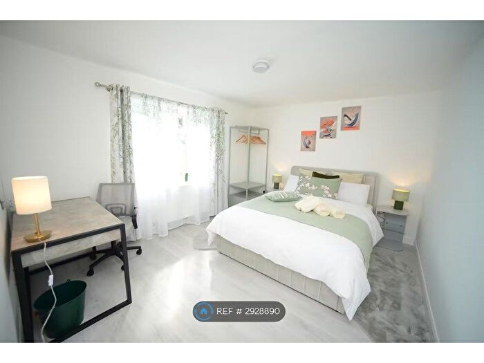2 Bedroom Bungalow To Rent In High St, Swindon, SN5
