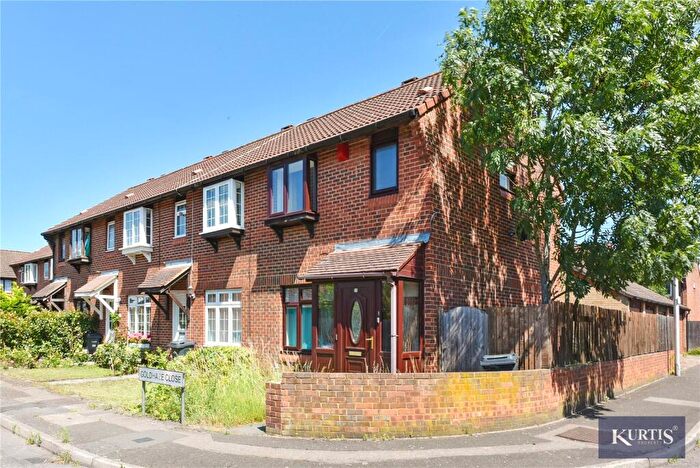 3 Bedroom End Of Terrace House For Sale In Goldhaze Close, Woodford Green, IG8