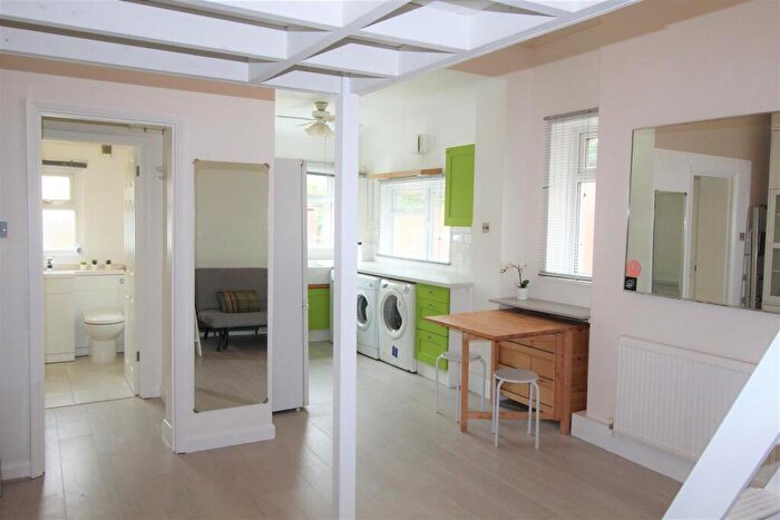 Studio To Rent In Kidderminster Road, Croydon, CR0