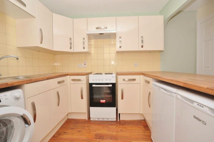 2 Bedroom Flat To Rent In Millstream Close, Hitchin, SG4