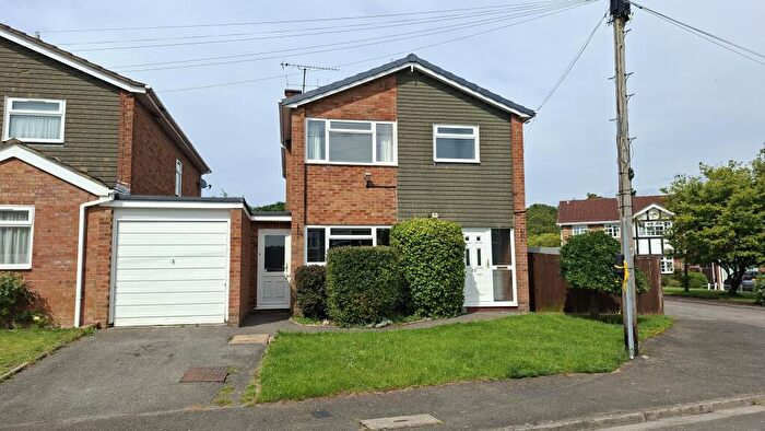 3 Bedroom Link Detached House For Sale In St. Margarets Grove, Great Kingshill, HP15