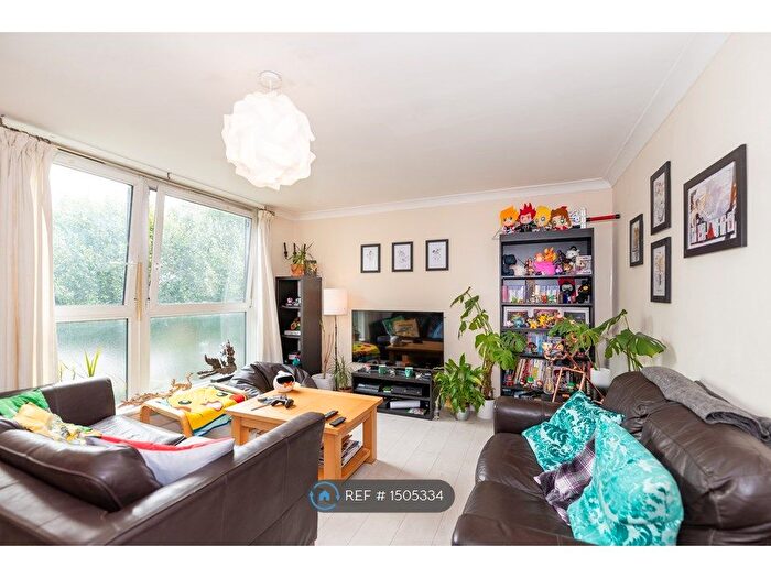 3 Bedroom Flat To Rent In Tooting, London, SW17