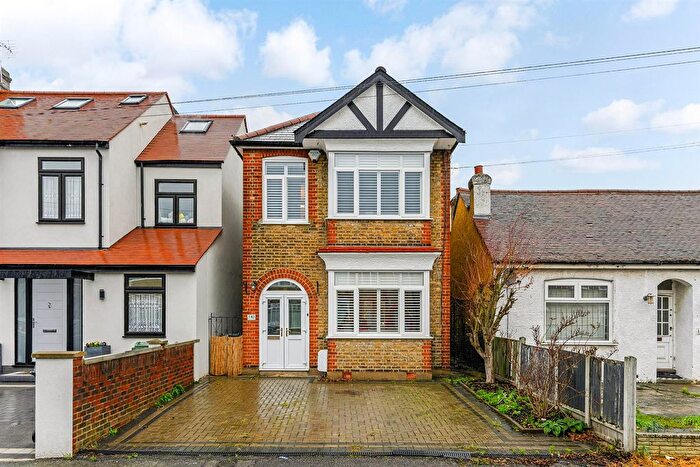 3 Bedroom Detached House For Sale In Hampton Road, Chingford, E4