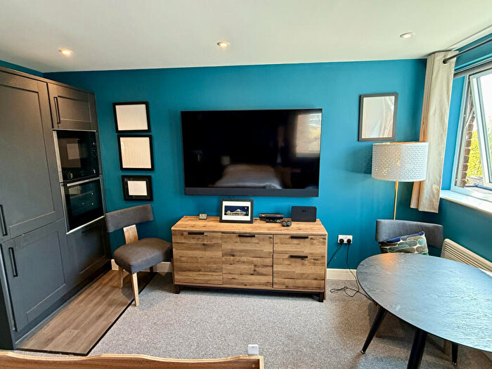 1 Bedroom Flat To Rent In Parkgate Road, London, SW11