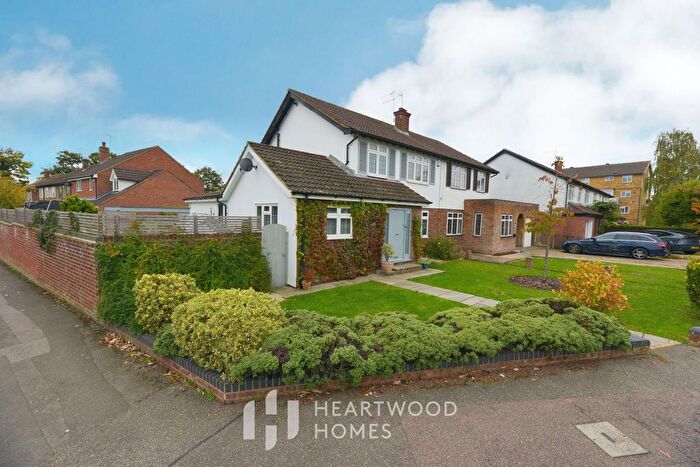 4 Bedroom Semi Detached House For Sale In The Ridgeway, St. Albans, AL4