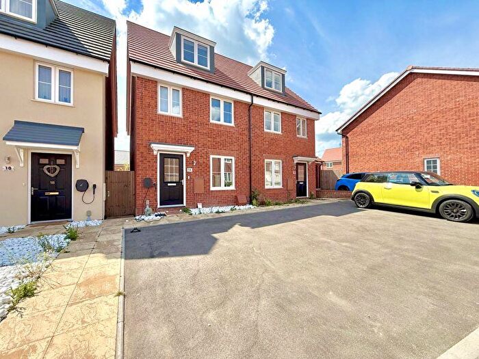 3 Bedroom Town House For Sale In Rothbury Mead, Thorn, LU5