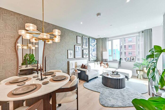 3 Bedroom Flat For Sale In Lombard Square, Plumstead, SE28