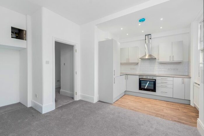 2 Bedroom Flat To Rent In Bell Street, London, NW1