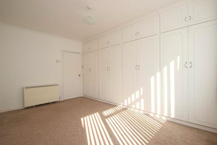 2 Bedroom Flat To Rent In Avondale Court, Leeds, West Yorkshire, Uk, LS17