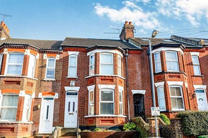 3 Bedroom Terraced House For Sale In Ashton Road, Luton, Bedfordshire, LU1