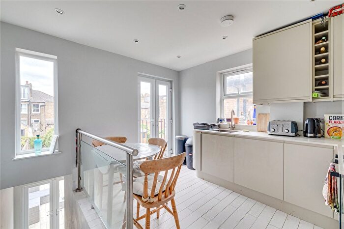 3 Bedroom Flat To Rent In Hamble Street, London, SW6