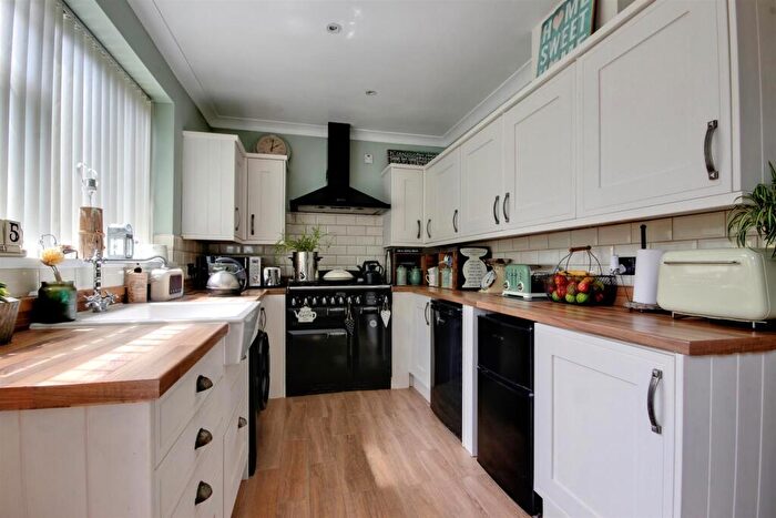 2 Bedroom Semi-Detached House For Sale In Greenwood Avenue, Hull, HU6