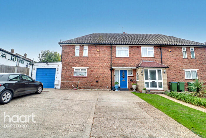 3 Bedroom Semi-Detached House For Sale In Carisbrooke Avenue, Bexley, DA5