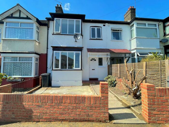 3 Bedroom House To Rent In Fyfield Road, Wood Street, E17