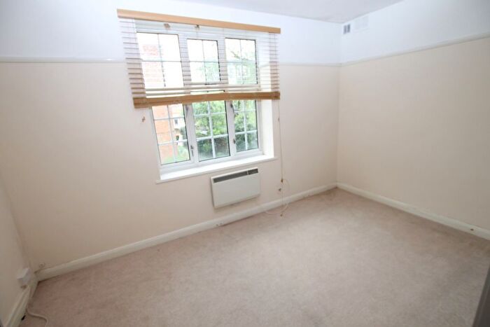 1 Bedroom Flat To Rent In Richmond Court, Richmond Road, SW20