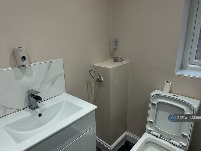 4 Bedroom Semi-Detached House To Rent In Williams Barrows Way, Tipton, DY4