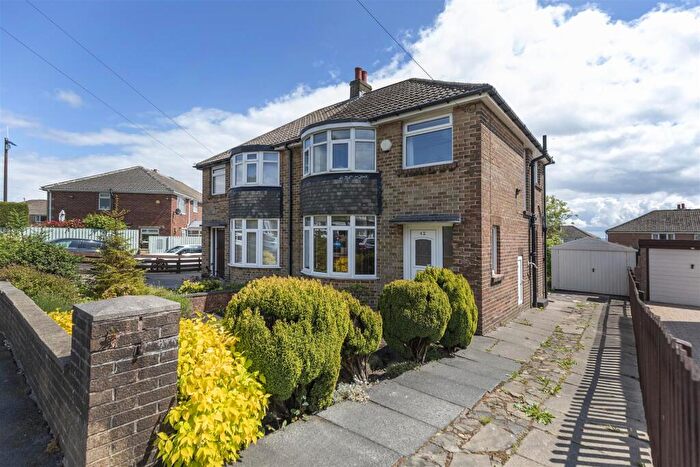 3 Bedroom Semi-Detached House For Sale In Mount Avenue, Huddersfield, HD3