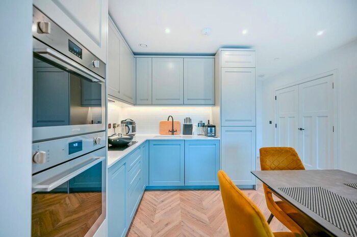 2 Bedroom Flat To Rent In Royal Exchange, Kingston, Kingston Upon Thames, KT1