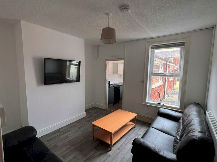 3 Bedroom Terraced House To Rent In Derwent Street | Student House | /, LN1