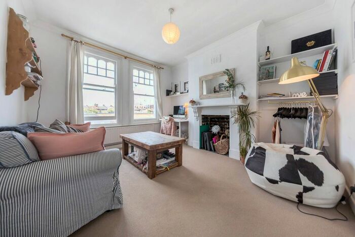 2 Bedroom Flat To Rent In Queenstown Road, Battersea, London, SW8