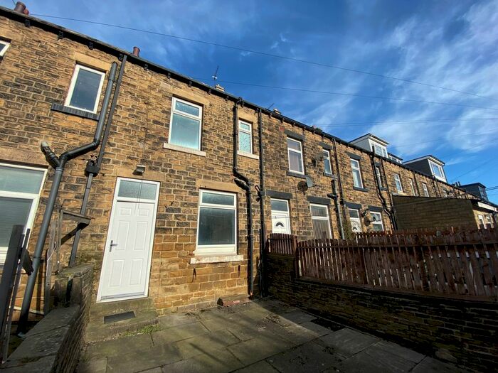 3 Bedroom Property To Rent In Woodhall Terrace, Thornbury, Bradford, BD3