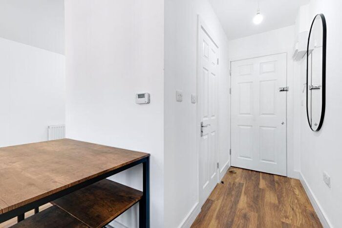 1 Bedroom Flat To Rent In Slough Road, Iver, Slo, SL0